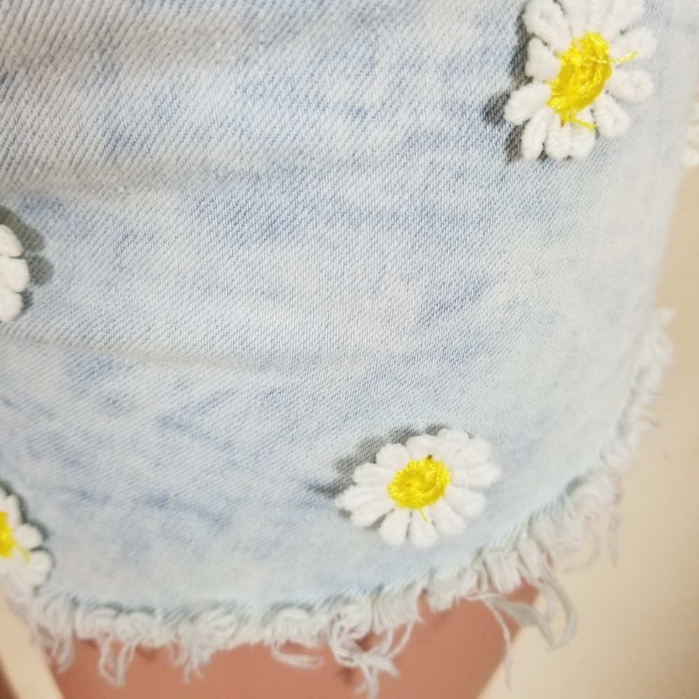 🤪FREE W/purchase! Daisy flower denim cut-offs - Picture 5 of 6